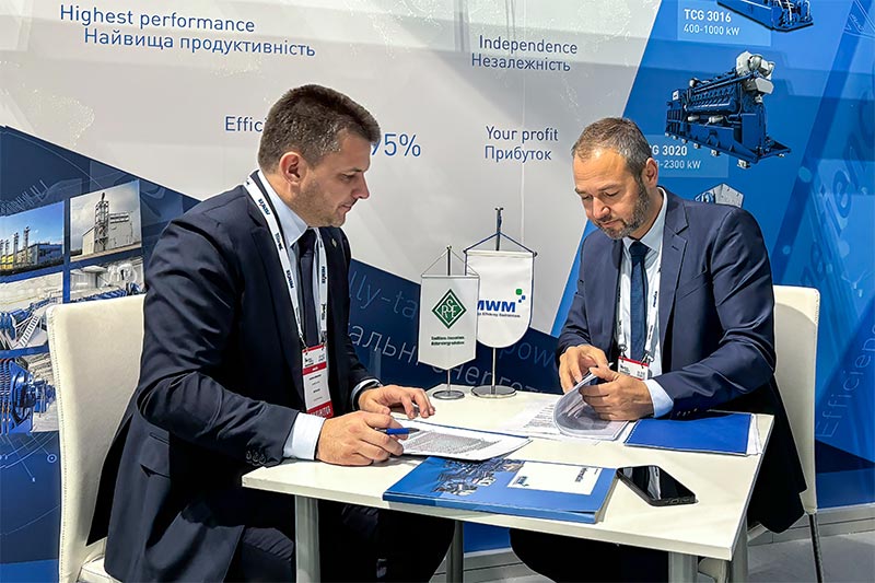 Signing of the cooperation agreement between RSE and MWM by Andrii Grinenko (left) and Mario Kanzian (right) on November 13 in Warsaw, Poland (photograph: MWM Austria)